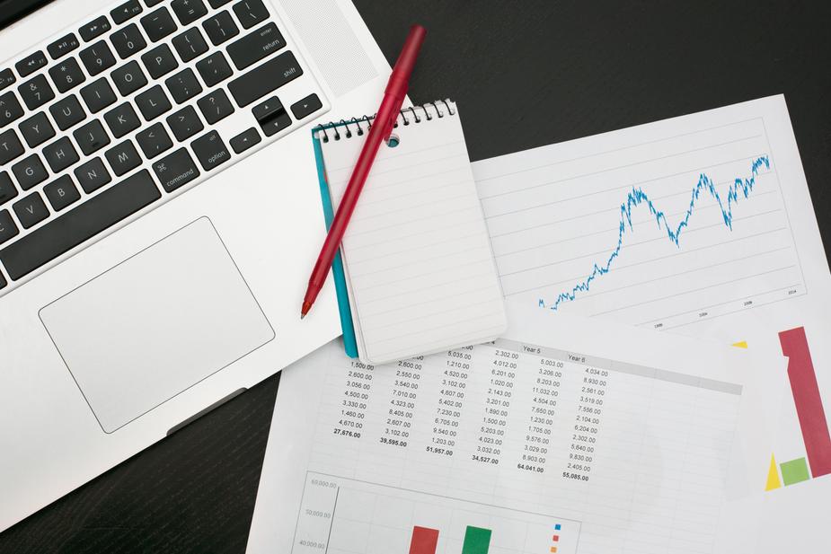 making-a-budget-tracking-finances_925x